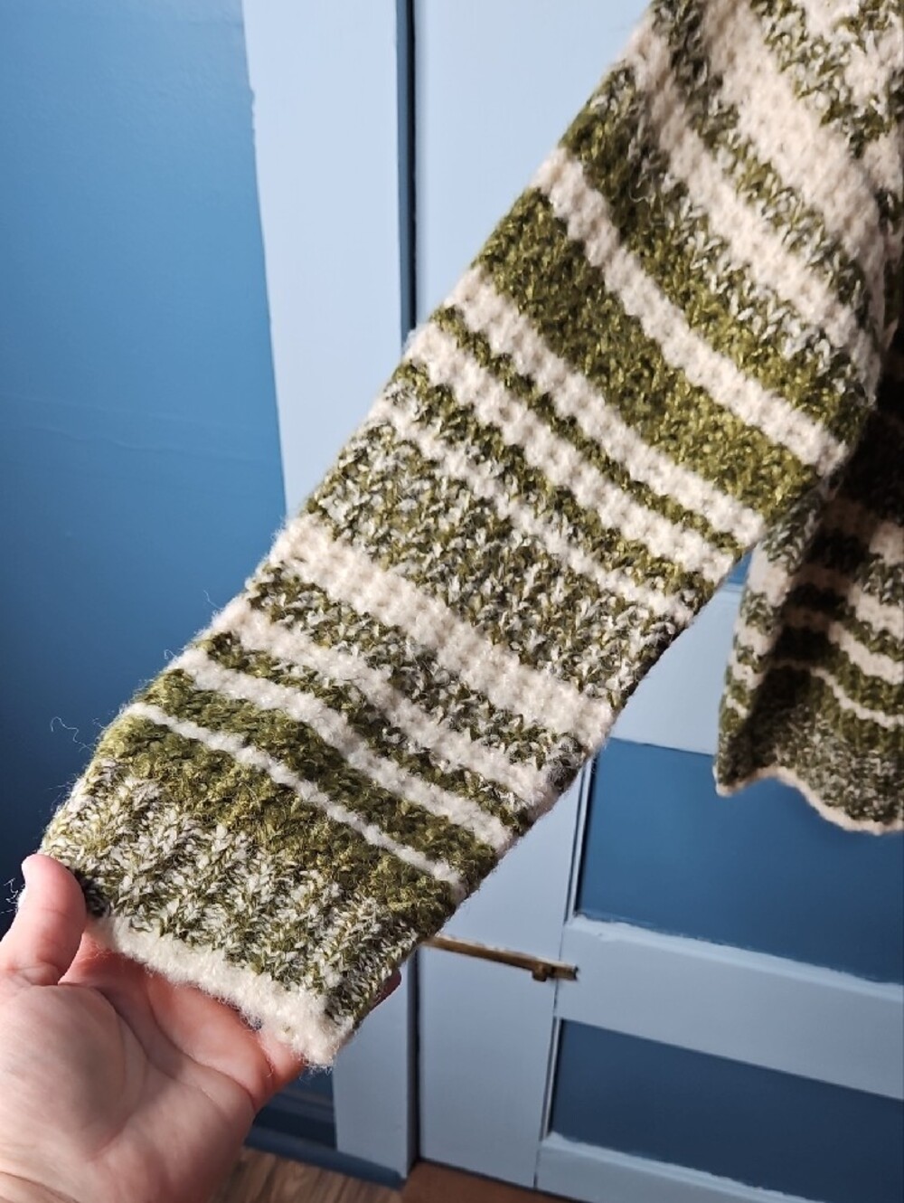 Wonderly Cozy Striped V-Neck Sweater in Cream and Olive Size Large - Picture 3 of 8